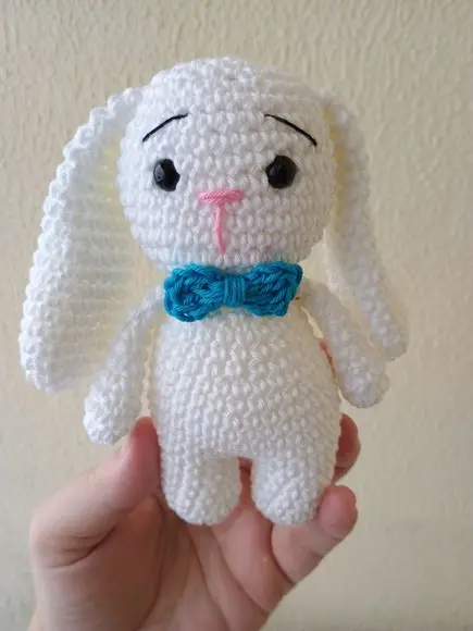 Par de Coelhinhos Amigurumis em Crochê