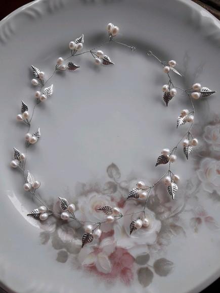 Arranjo folhas e pérolas de água doce