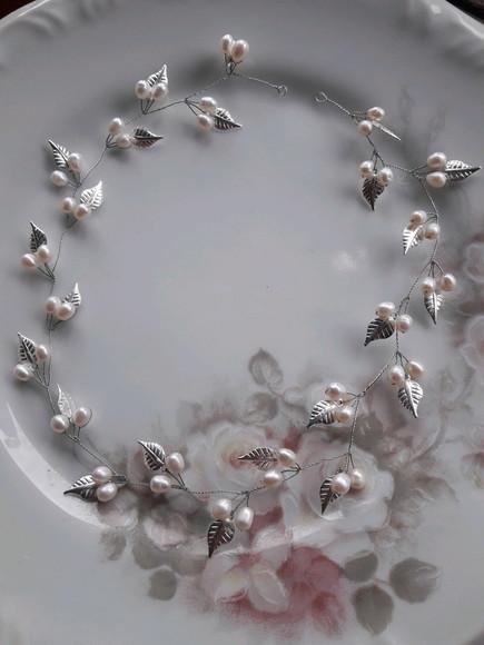 Arranjo folhas e pérolas de água doce