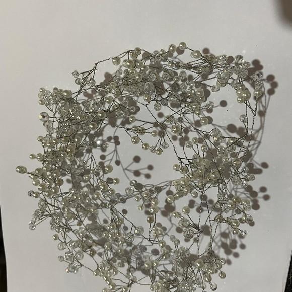 Fio nina arranjo cristais e pérolas
