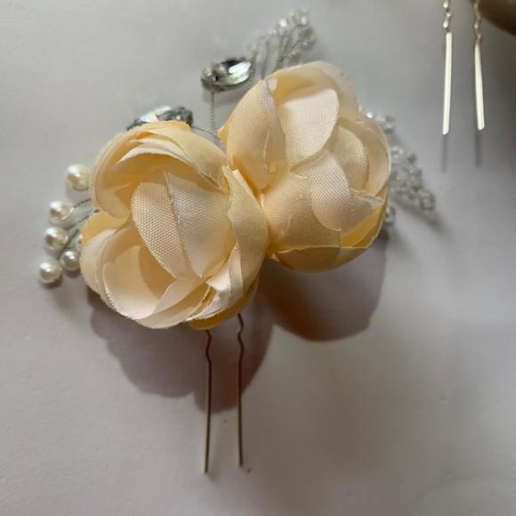 Grampinho Rosas Cristais e Pérolas