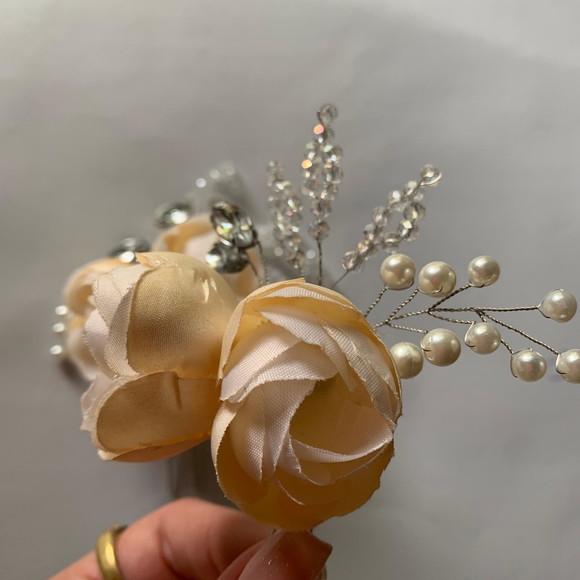 Grampinho Rosas Cristais e Pérolas