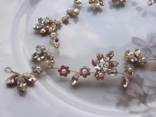 Arranjo Cristais Navete e flores de strass
