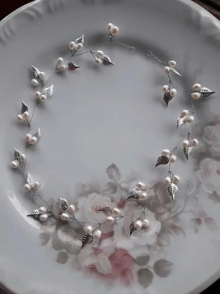 Arranjo folhas e pérolas de água doce