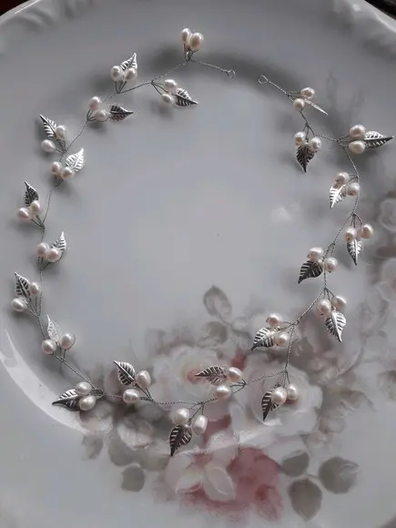 Arranjo folhas e pérolas de água doce