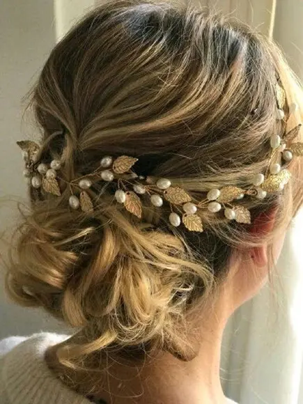 Arranjo folhas e pérolas de água doce
