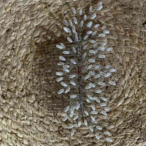 Arranjo pente pérolas arroz