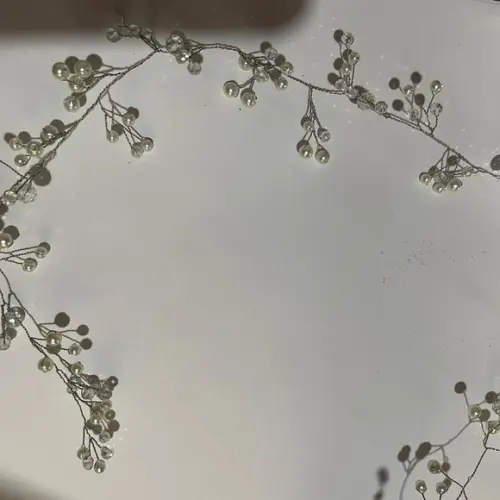 Fio nina arranjo cristais e pérolas