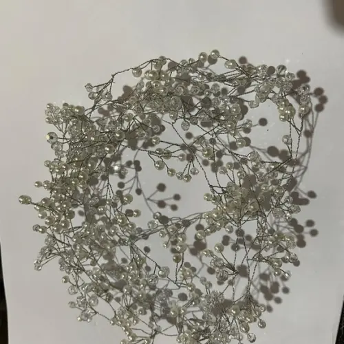 Fio nina arranjo cristais e pérolas