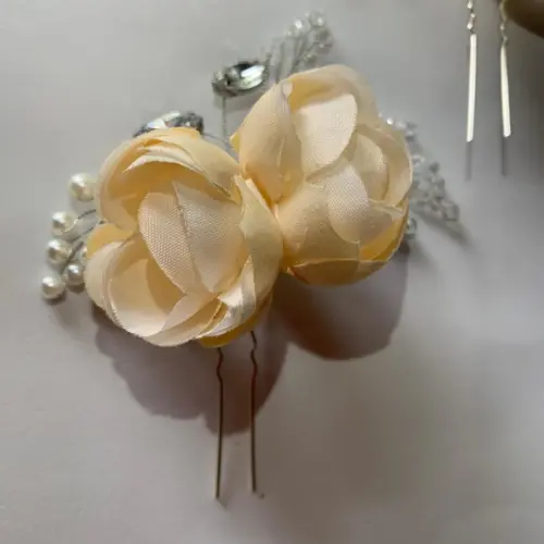 Grampinho Rosas Cristais e Pérolas