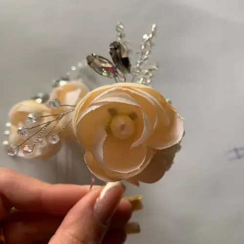 Grampinho Rosas Cristais e Pérolas