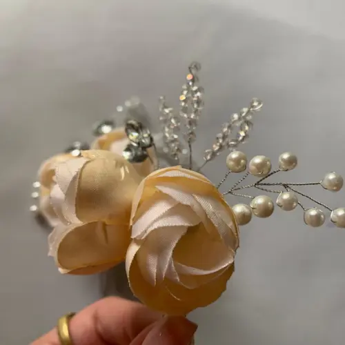 Grampinho Rosas Cristais e Pérolas