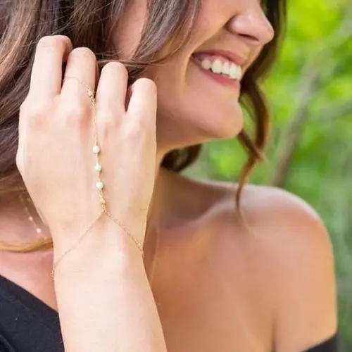 Pulseira de Mão pérolas