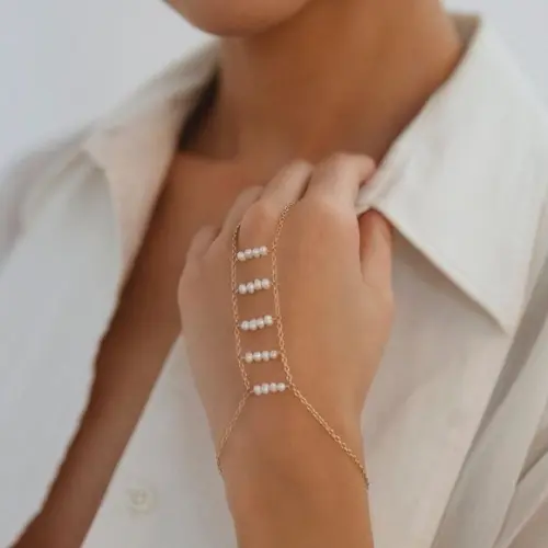 Pulseira de Mão Pérolas