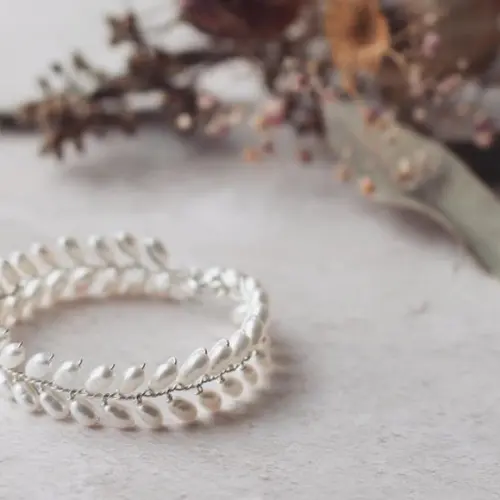 Pulseira tipo corsagê de pérolas