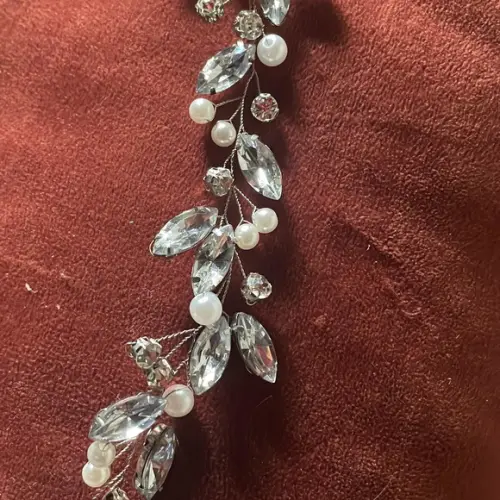 Pulseira Tipo Corsagê Cristais e Pérolas