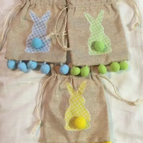 Saquinho de Juta Coelho da Páscoa Lembrancinha 25 x 35