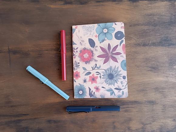 Caderno A5 Pontilhado Floral Brochurinha