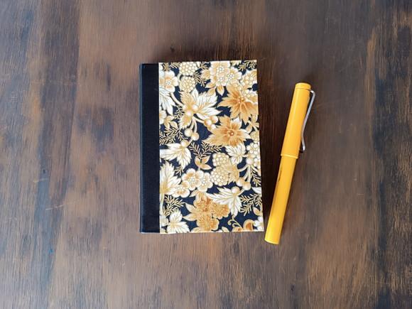 Caderno A6 Floral Dourado de Tecido e Couro