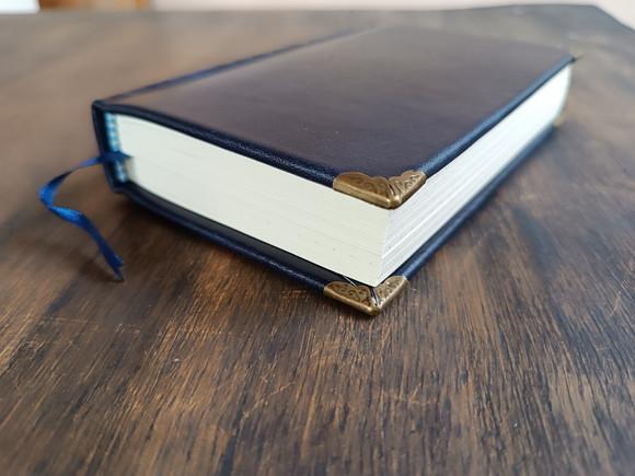 Caderno A6 Pontilhaddo Capa Dura de Couro Azul