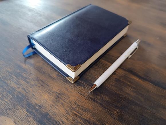 Caderno A6 Pontilhaddo Capa Dura de Couro Azul