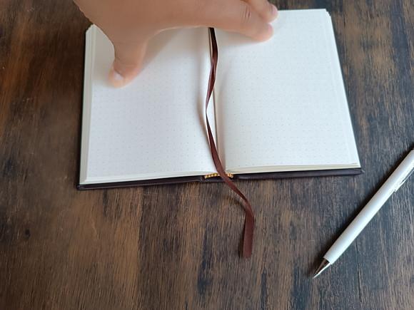 Caderno A6 Pontilhaddo Capa Dura de Couro Marrom