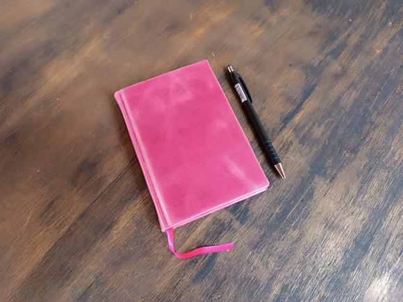 Caderno A6 Pontilhaddo Capa Dura de Couro Rosa