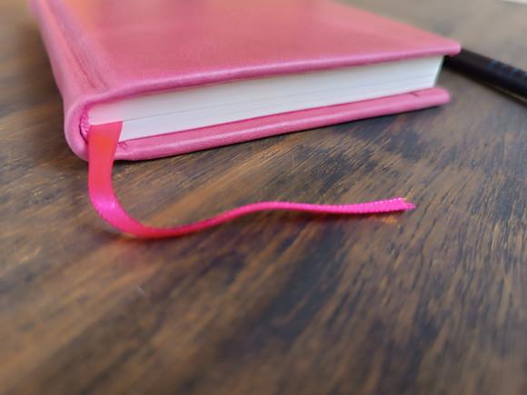Caderno A6 Pontilhaddo Capa Dura de Couro Rosa