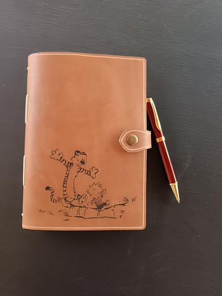 Caderno de Couro Calvin e Haroldo