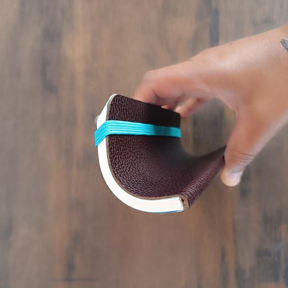 Caderno de Couro Legítimo Preto Elástico Azul