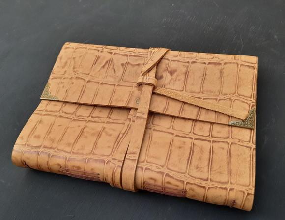 Caderno Diário Artesanal Croc Caramelo