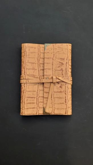 Caderno Diário Artesanal Croc Caramelo
