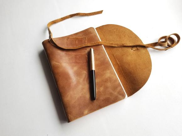 Caderno Diário Retrô de Couro Caramelo