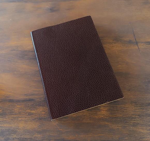 Caderno Marrom Bolinhas Brochura A5 de Couro Flexível