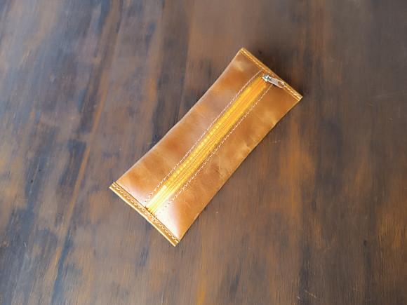 Estojo de Couro Caramelo com Zíper para Lápis e Caneta