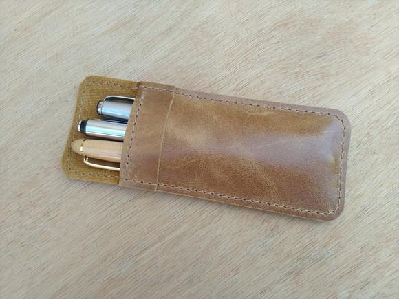 Estojo de Couro Cor Caramelo Porta Canetas Tinteiro de Bolso