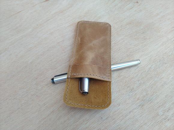 Estojo de Couro Cor Caramelo Porta Canetas Tinteiro de Bolso