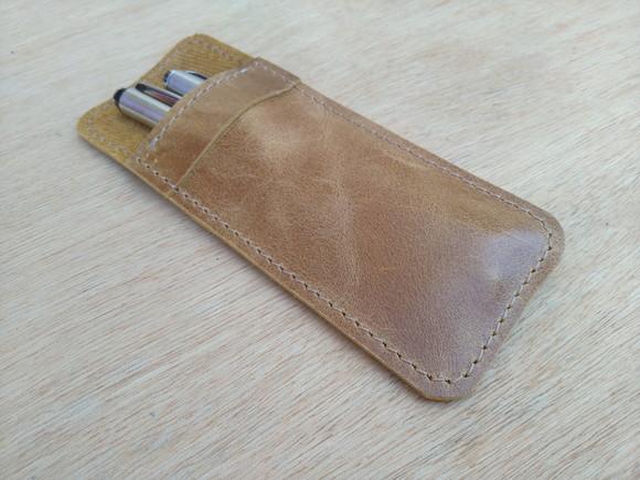 Estojo de Couro Cor Caramelo Porta Canetas Tinteiro de Bolso
