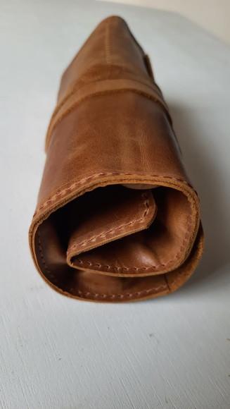Estojo de Couro de Enrolar para Lápis e Canetas Caramelo