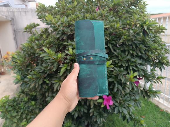 Estojo de Couro de Enrolar para Lápis e Canetas Verde
