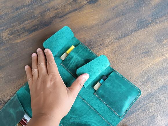 Estojo de Couro de Enrolar para Lápis e Canetas Verde