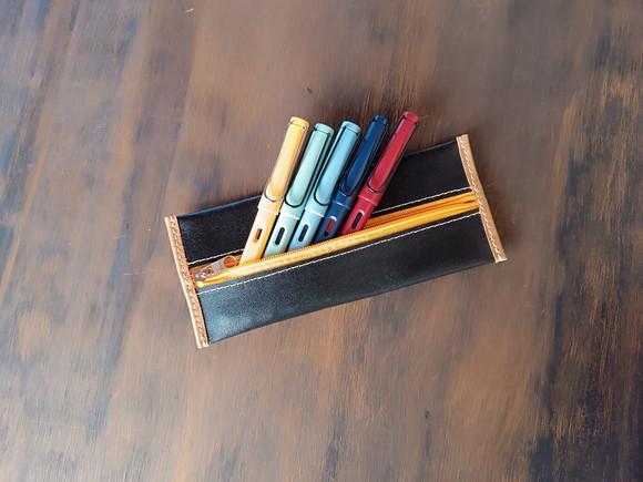 Estojo de Couro Legítimo Preto com Zíper para Lápis e Caneta