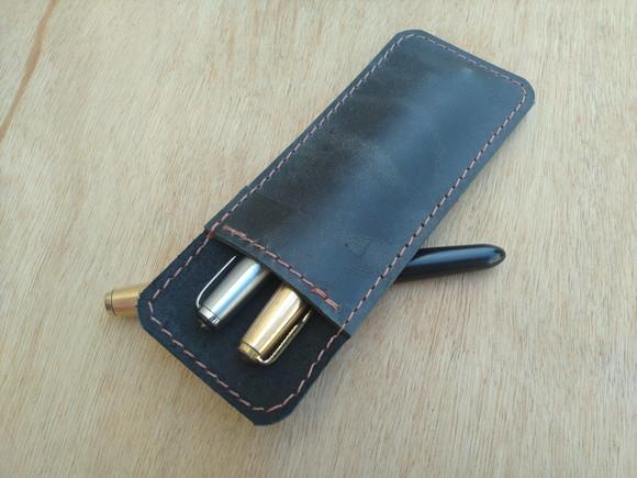 Estojo de Couro Preto de Bolso Porta Canetas Tinteiro