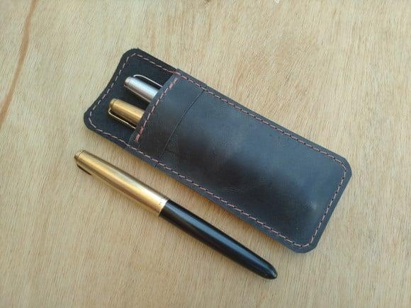 Estojo de Couro Preto de Bolso Porta Canetas Tinteiro