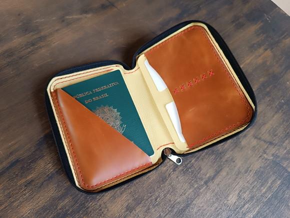 Porta Passaporte de Couro Preto com Zíper