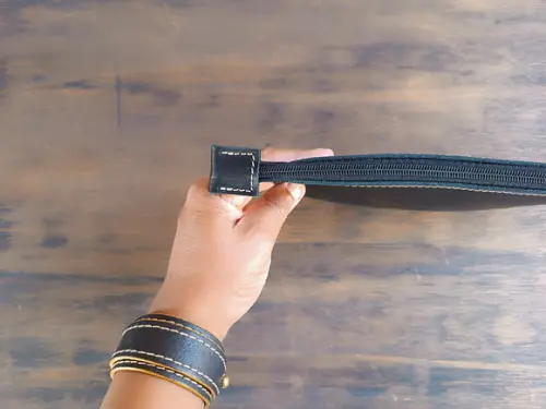 Bolsinha Necessaire Personalizada de Couro de Mão com Alça