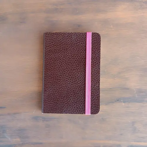 Caderneta de Couro Legítimo com Elástico Rosa