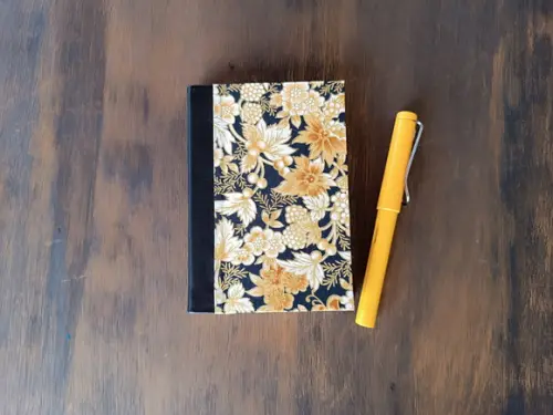 Caderno A6 Floral Dourado de Tecido e Couro