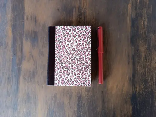 Caderno A6 Oncinha de Tecido e Couro