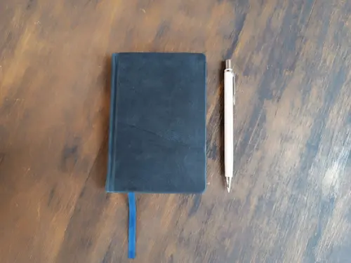 Caderno A6 Pontilhaddo Capa Dura de Couro Azul